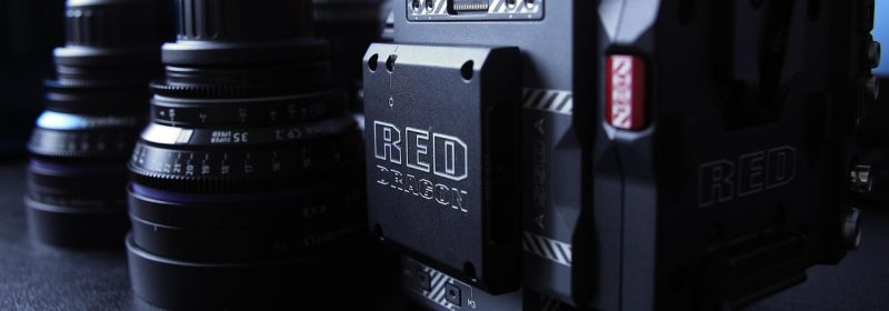 一维码生成器 专业条形码制作界面截图：输入数字后实时预览Code128格式一维码，暗色终端风格，右侧显示高清条形码图案及参数设置面板