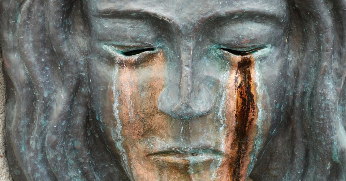 工作台上并排摆放的条码打印样张与扫码枪，绿色指示灯亮起，呈现一维码生成器日常校对条码清晰度的场景