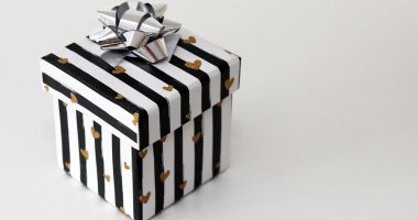 一维码生成器 EAN-13条形码生成效果展示：商品包装上的标准13位零售条形码，清晰可扫描，白底黑条，下方有数字明码